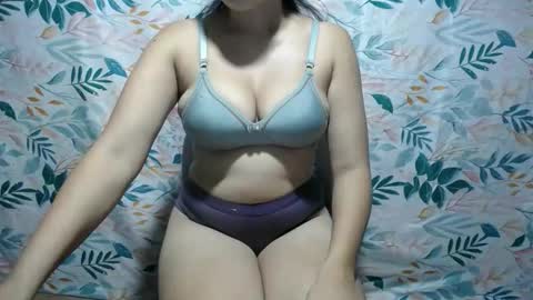 xxhott_ online show from November 26, 2025, 12:39 pm