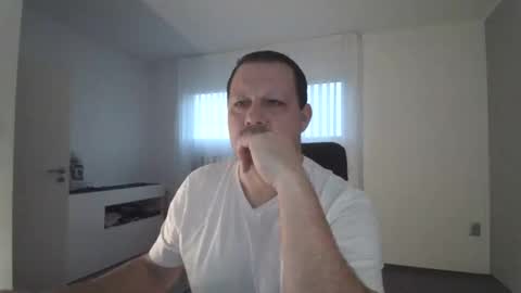 Snapshot of xxstrikerxx chatting on December 17, 2024, 7:29 am Eddi online show from December 17, 2024, 7:29 am