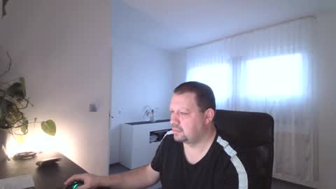 Snapshot of xxstrikerxx chatting on January 22, 2025, 7:57 am Eddi online show from January 22, 2025, 7:57 am