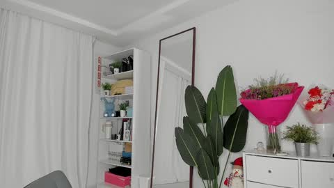 xxx_leila online show from December 2, 2024, 9:35 am