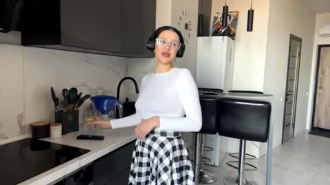 Snapshot of yaekomcmorran chatting on October 31, 2025, 12:50 pm Emily online show from October 31, 2025, 12:50 pm