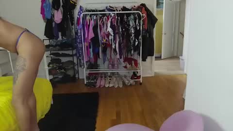 Yazmin Royal online show from November 16, 2025, 8:20 am