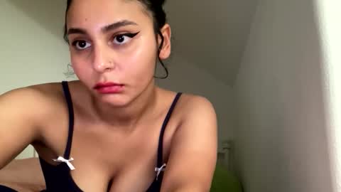 Snapshot of yazzydeleon chatting on November 11, 2025, 8:36 am yazzydeleon online show from November 11, 2025, 8:36 am