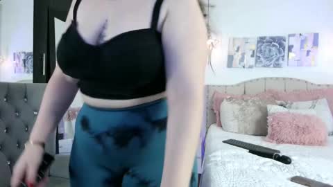 Snapshot of yellow_lily chatting on February 9, 2025, 5:01 pm yellow_lily online show from February 9, 2025, 5:01 pm