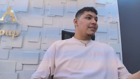  YHAN ALVAREZ25  online show from February 23, 2025, 9:05 pm