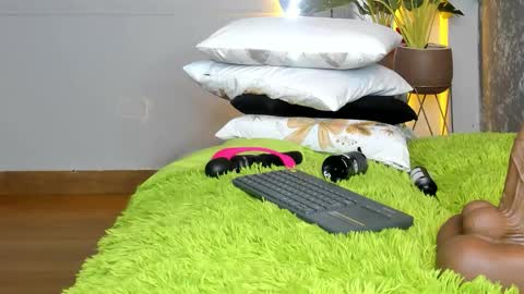 roxie reyes  online show from December 22, 2025, 11:40 am