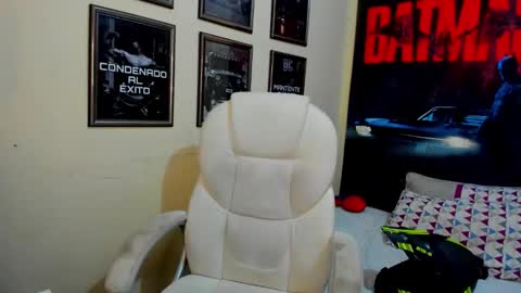 Snapshot of yker18 chatting on October 14, 2025, 11:05 pm yker online show from October 14, 2025, 11:05 pm