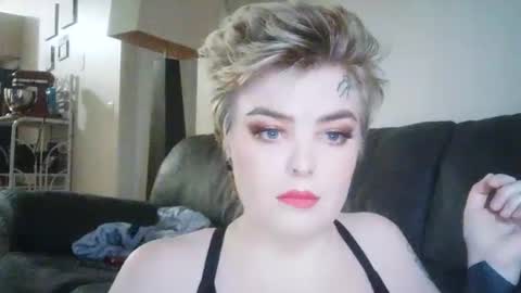 Yolandi online show from December 22, 2025, 8:17 pm