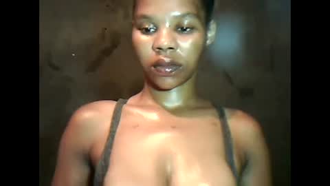 Snapshot of yoncexx25 chatting on December 23, 2024, 10:55 pm amazingkellyxx online show from December 23, 2024, 10:55 pm