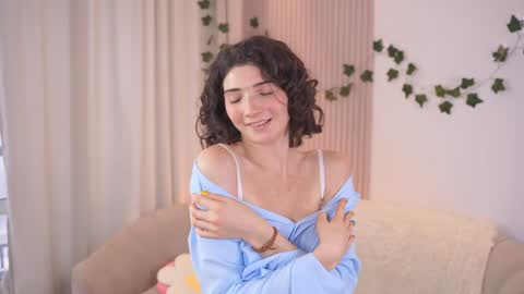 Snapshot of you_fell_in_love chatting on December 7, 2024, 10:12 am Elizabeth brunette -- Darline blonde online show from December 7, 2024, 10:12 am