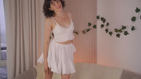 Snapshot of you_fell_in_love chatting on December 20, 2024, 7:12 am Elizabeth brunette -- Darline blonde online show from December 20, 2024, 7:12 am