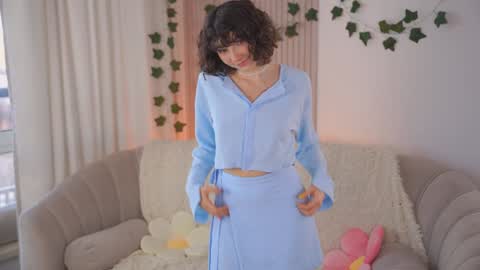 Snapshot of you_fell_in_love chatting on December 21, 2024, 7:13 am Elizabeth brunette -- Darline blonde online show from December 21, 2024, 7:13 am