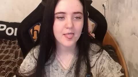 Snapshot of your_8a8y chatting on October 20, 2025, 8:37 am your_8a8y online show from October 20, 2025, 8:37 am