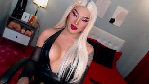 Snapshot of your_truly_goddess143 chatting on November 10, 2025, 8:30 pm TRICXIEBELLE online show from November 10, 2025, 8:30 pm