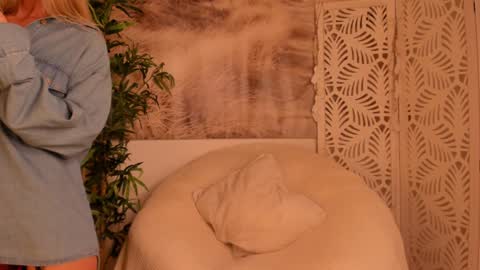 Snapshot of yourmidnightcoffee chatting on November 28, 2025, 8:00 pm Sarah online show from November 28, 2025, 8:00 pm