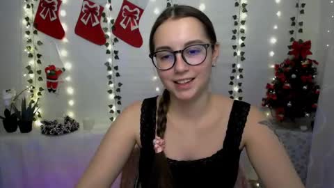 Snapshot of yours_piece_of_happiness_ chatting on January 6, 2025, 9:41 am Happy online show from January 6, 2025, 9:41 am