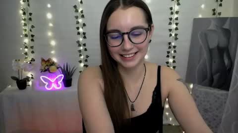 Snapshot of yours_piece_of_happiness_ chatting on January 31, 2025, 9:48 am Happy online show from January 31, 2025, 9:48 am