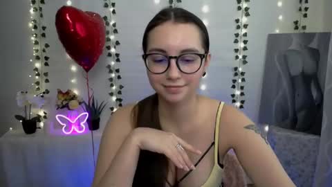 Snapshot of yours_piece_of_happiness_ chatting on February 13, 2025, 9:30 am Happy online show from February 13, 2025, 9:30 am
