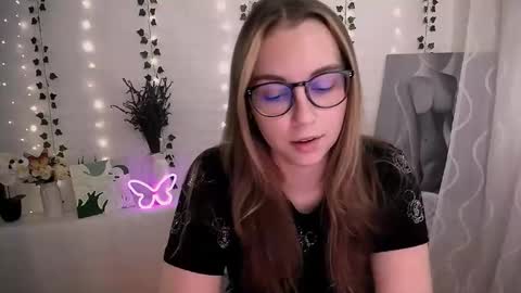 Snapshot of yours_piece_of_happiness_ chatting on September 24, 2025, 9:01 am Happy online show from September 24, 2025, 9:01 am