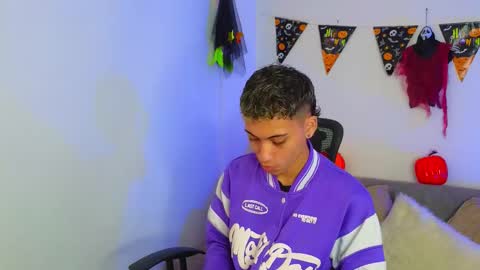 yulian_vasquez online show from October 30, 2025, 12:17 pm