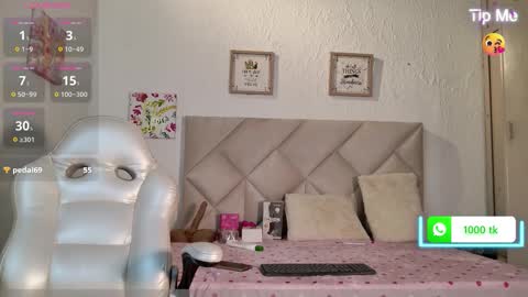 Yuliana online show from October 22, 2025, 8:19 pm