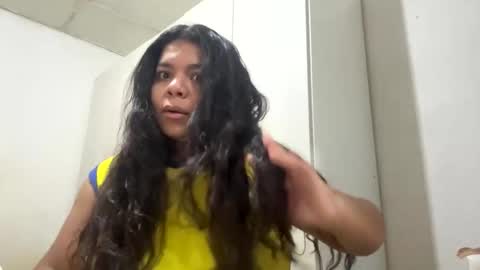 Snapshot of yulissa18 chatting on November 14, 2025, 6:06 pm Yuli and SaraIndependent model online show from November 14, 2025, 6:06 pm