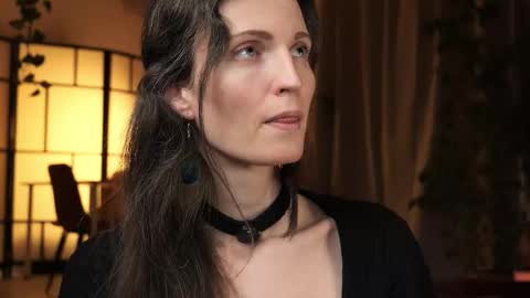 yulla dao online show from November 18, 2025, 6:01 pm