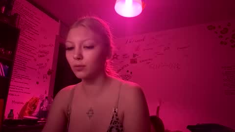 yunarosee online show from November 11, 2025, 11:27 pm