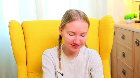 Snapshot of yuricazel chatting on April 7, 2026, 7:09 am Alesia online show from April 7, 2026, 7:09 am