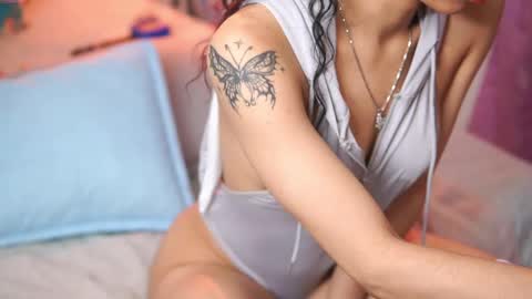 Snapshot of yuyi_cam chatting on October 26, 2025, 2:06 am Yuyi Cam online show from October 26, 2025, 2:06 am