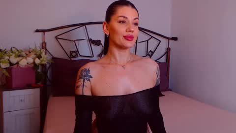 I V Y   online show from November 10, 2025, 9:14 pm