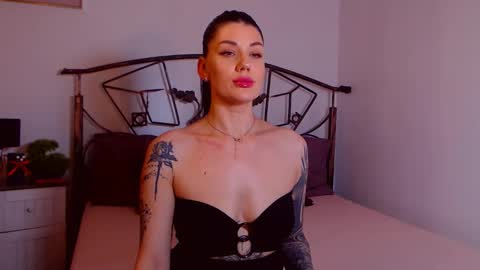 I V Y   online show from December 13, 2025, 8:47 pm