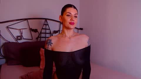 Snapshot of yvonneeverlee chatting on January 8, 2026, 9:50 pm I V Y online show from January 8, 2026, 9:50 pm
