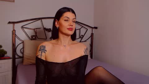 Snapshot of yvonneeverlee chatting on March 18, 2026, 9:07 pm I V Y online show from March 18, 2026, 9:07 pm