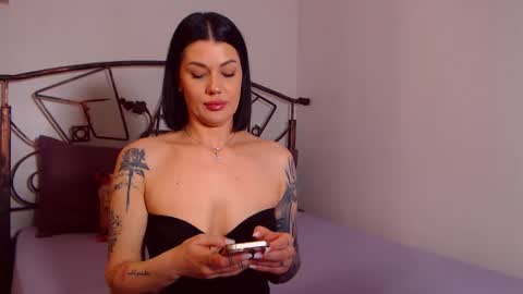 Snapshot of yvonneeverlee chatting on April 2, 2026, 7:55 pm I V Y online show from April 2, 2026, 7:55 pm