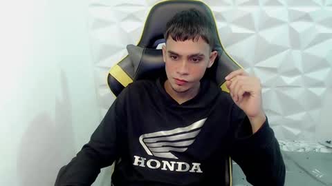 Snapshot of zacariass_ chatting on December 10, 2024, 10:05 pm ZACARIAS online show from December 10, 2024, 10:05 pm