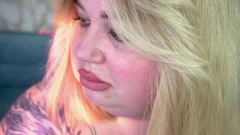 Snapshot of zarareign_ chatting on April 5, 2026, 8:17 pm Lola online show from April 5, 2026, 8:17 pm