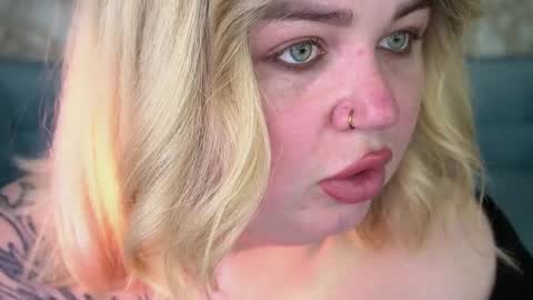 Snapshot of zarareign_ chatting on April 15, 2026, 7:54 pm Lola online show from April 15, 2026, 7:54 pm