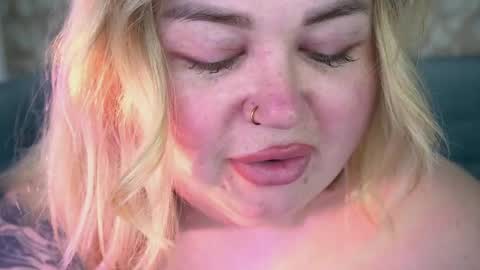Snapshot of zarareign_ chatting on April 16, 2026, 9:39 pm Lola online show from April 16, 2026, 9:39 pm