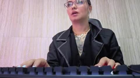 Isabella online show from April 11, 2026, 12:53 pm