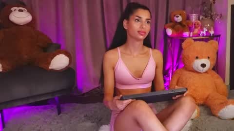 zariaavera online show from May 15, 2026, 11:23 pm
