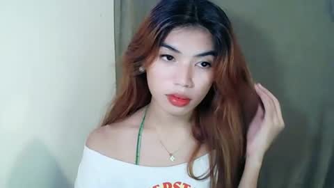 Snapshot of zeah_rev21 chatting on June 19, 2026, 10:35 pm zeah_rev21 online show from June 19, 2026, 10:35 pm