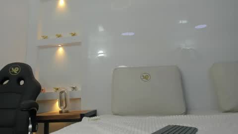 Zenda Evans online show from April 17, 2026, 4:04 am