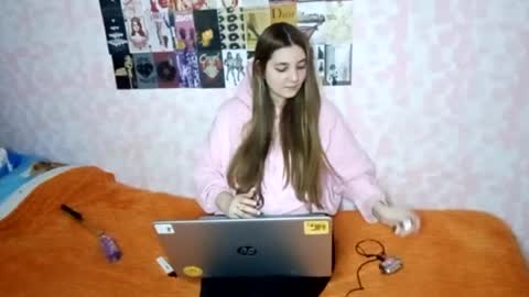 Snapshot of zeniabrossoit chatting on April 9, 2026, 12:43 pm zeniabrossoit online show from April 9, 2026, 12:43 pm