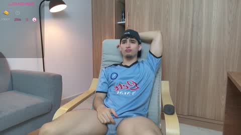 Snapshot of zenn_rush chatting on February 19, 2025, 12:44 pm Zenn online show from February 19, 2025, 12:44 pm