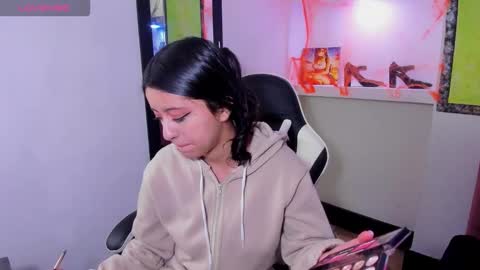 Snapshot of zoe_connor19 chatting on November 6, 2025, 6:53 pm Z O E online show from November 6, 2025, 6:53 pm