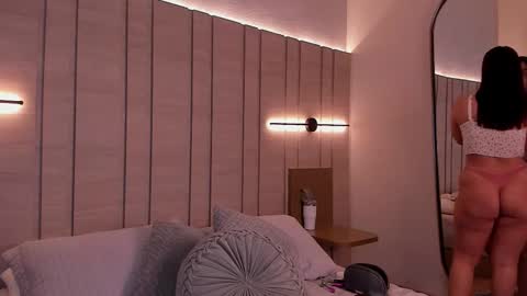 zoe_mhendez online show from January 13, 2026, 11:48 am