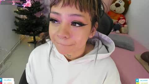 zoe_sullivan_ online show from November 17, 2025, 9:48 am