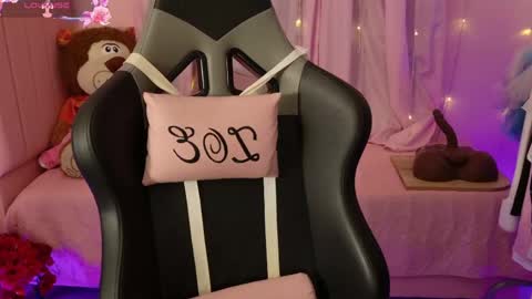 zoe_sullivan_ online show from May 17, 2026, 9:17 am
