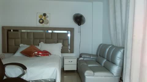 Snapshot of zoecruzz chatting on December 19, 2025, 5:20 pm ZOE online show from December 19, 2025, 5:20 pm